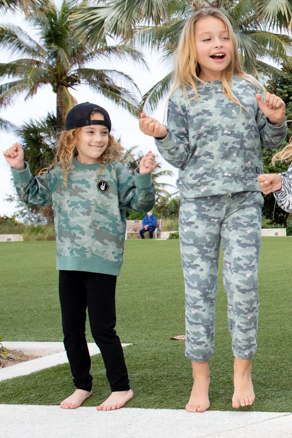 Feather 4 Arrow Sunday Girls Sweatpants - Camo